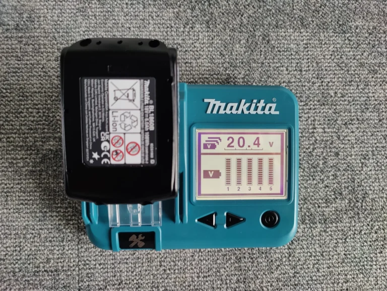 Makita laadija ekraanil 20.4V aku